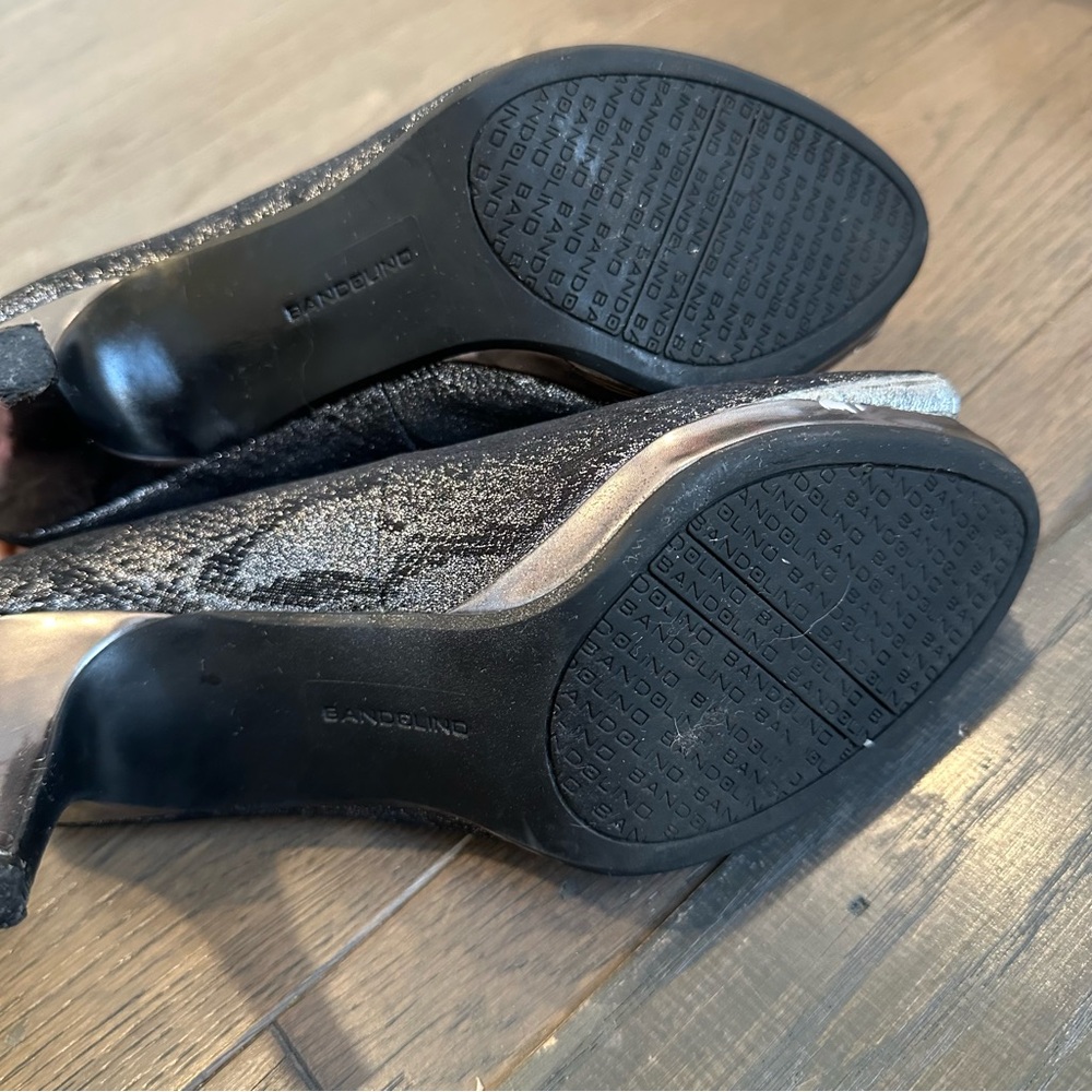 Bandolino Textured Gray Peep-Toe Heels - Picture 6 of 6